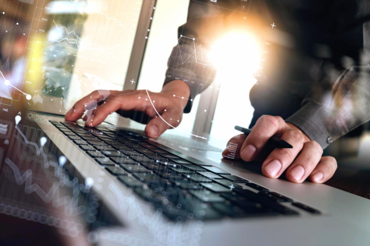 Sviluppatore che analizza query su database relazionale