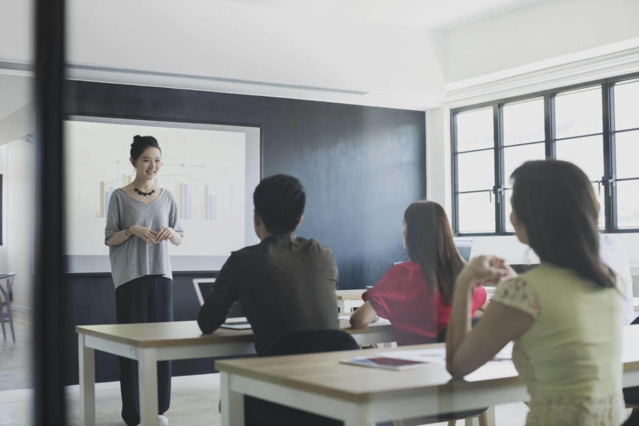 Studenti che lavorano su esercizi di database online